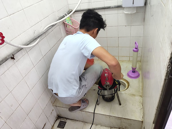 黄梅管道堵塞冒臭气 专业师傅现场解决问题
